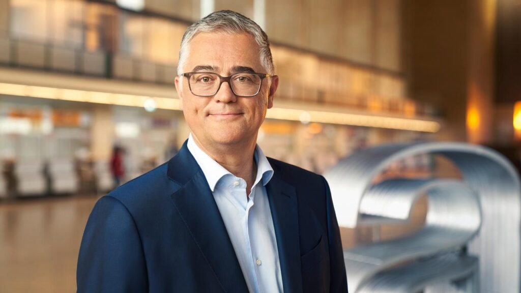 Matthias Fornoff schaut an Kamera vorbei